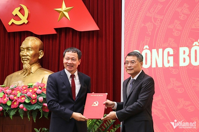Ông Vũ Hồng Văn nhận quyết định Bí thư Tỉnh ủy Đồng Nai. Ảnh: Vietnamnet. Anh 1.jpeg