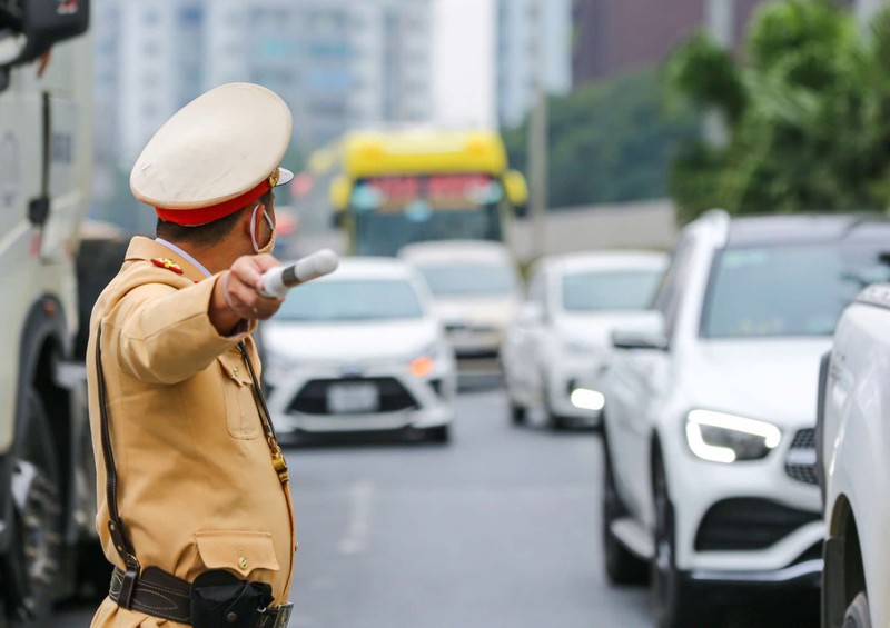 CSGT làm nhiệm vụ trên đường. Ảnh: Cục CSGT. Anh 1.jpg