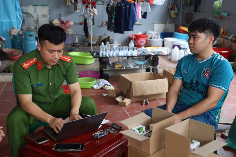 Cơ quan Công an làm việc với Nguyễn Văn Khánh. Ảnh: Công an Bắc Giang. Anh 1.jpg
