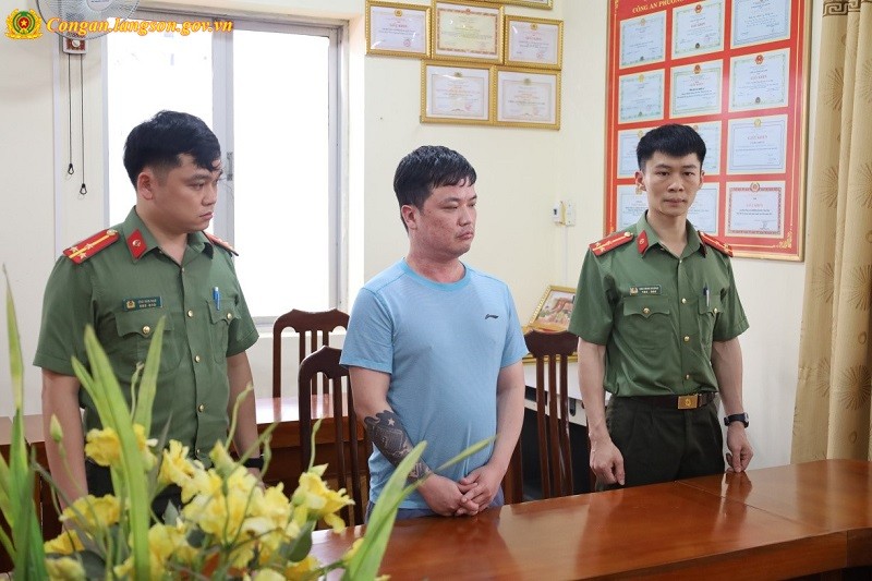 Đối tượng Lê Việt Hùng (ở giữa). Ảnh: Công an Lạng Sơn. Anh 1.jpg