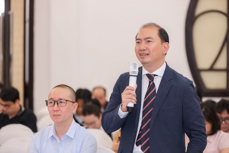 Phát biểu tại hội thảo góp ý Dự thảo Luật Báo chí (sửa đổi) ngày 16/5, Luật sư Trương Anh Tú – Chủ tịch TAT Law Firm đánh giá cao tinh thần cập nhật và chuyển đổi số mạnh mẽ của dự thảo. Các nội dung mới như hoạt động báo chí trên không gian mạng (Điều 30), mô hình tổ hợp báo chí truyền thông (Điều 14), hay mở rộng khái niệm “báo chí” ra các nền tảng số là những điểm đột phá. Tuy nhiên, ông Tú cũng cho rằng một số khái niệm như “pháp nhân, cá nhân có đăng ký kinh doanh phù hợp” (Điều 23 về liên kết báo chí) cần được làm rõ. Từ thực tiễn quản lý ngành ngân hàng, ông đề xuất nên có tư duy cởi mở tương tự: miễn là tuân thủ pháp luật, thì không nên e ngại nguồn lực tư nhân trong liên kết báo chí. Về xuất nhập khẩu báo chí, ông đề nghị cần giải thích cụ thể hơn trong bối cảnh hiện nay chủ yếu là xuất bản số. Ngoài ra, ông cũng đề xuất công nhận ổn định thẻ nhà báo cho những người hành nghề lâu năm, không vi phạm, để giảm gánh nặng thủ tục. Anh 1.jpeg