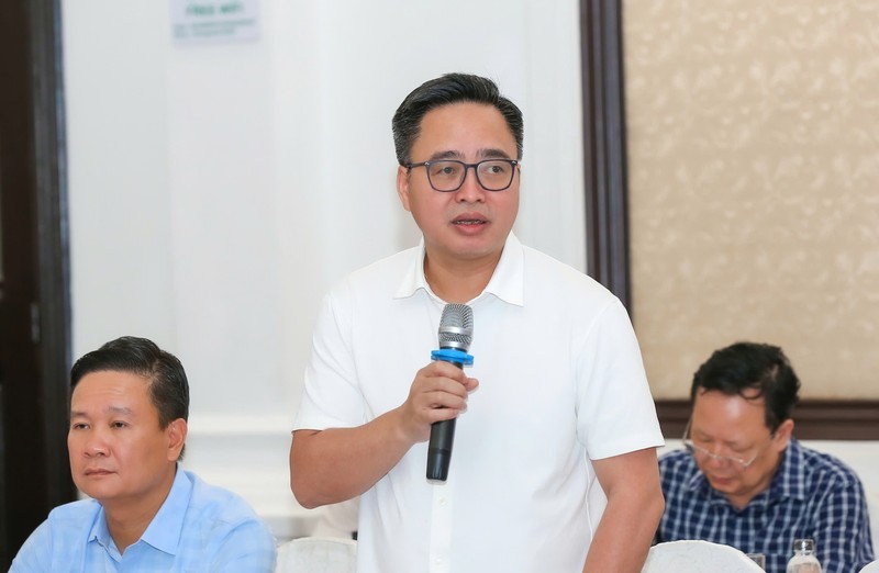 Đóng góp ý kiến tại hội thảo, ông Phạm Mạnh Hùng, Phó tổng Giám đốc Đài Tiếng nói Việt Nam kiến nghị quy trình cấp thẻ nhà báo cần có quy định ràng buộc trách nhiệm, để làm sao cấp thẻ nhanh nhưng khi vi phạm cũng thu hồi nhanh hoặc khi chuyển đơn vị công tác thì phải cấp thẻ luôn, bởi đây là điều kiện hoạt động với phóng viên. f11f12f79c8929d77098.jpg