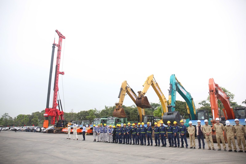 Máy móc và công nhân tại lễ khởi công dự án cầu Tứ Liên và đường hai đầu cầu. Ảnh: Sở Văn hóa và Thể thao Hà Nội. Anh 1.jpeg