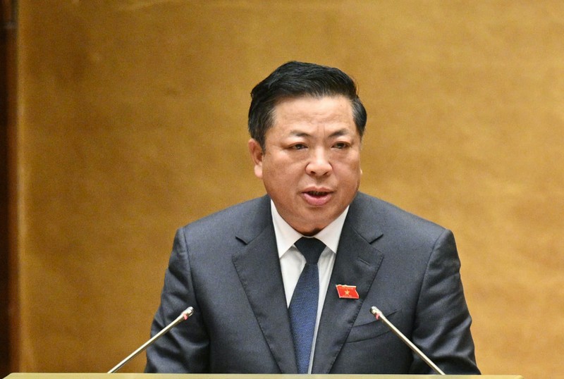 Bộ trưởng Xây dựng Trần Hồng Minh trình bày Tờ trình Dự thảo Nghị quyết thí điểm về một số cơ chế, chính sách đặc thù phát triển nhà ở xã hội. Ảnh: Quochoi.vn. Anh 1.jpg