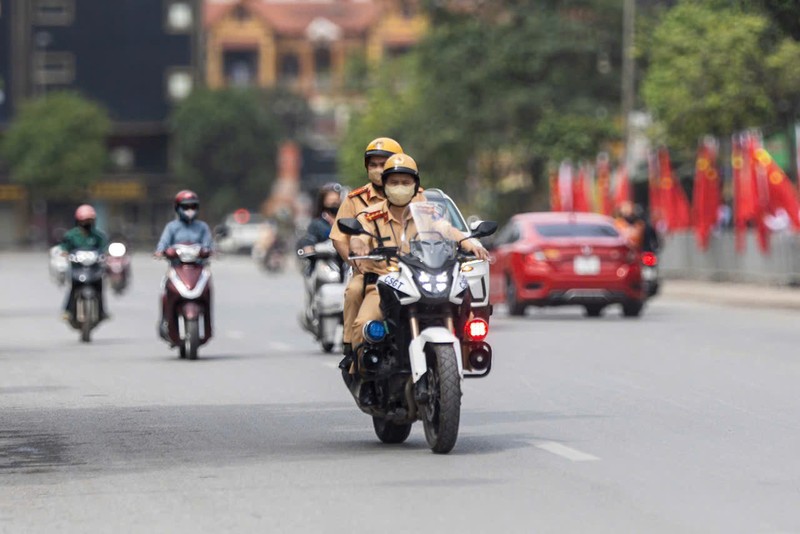 Hai chiến sỹ cảnh sát hỗ trợ nạn nhân bị thương đi cấp cứu. Ảnh: Phòng CSGT Hà Nội. Anh 3.jpeg
