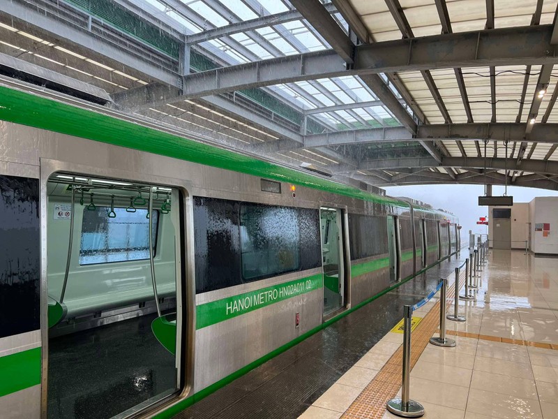 Mái nhà ga Yên Nghĩa thuộc tuyến metro Cát Linh - Hà Đông bị thủng từ tháng 9/2024 nhưng chưa được sửa chữa. Ảnh. N.T. Anh 1.jpg