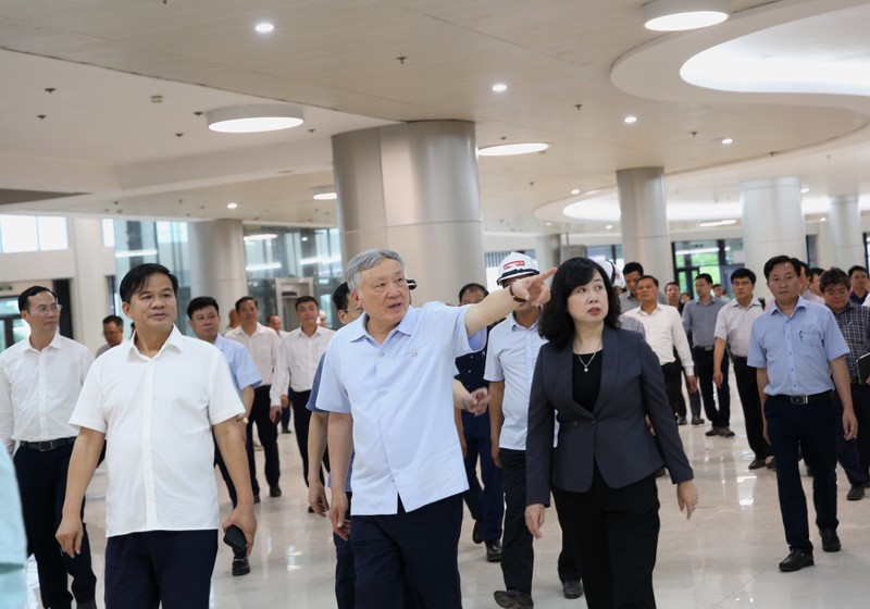 Phó Thủ tướng Thường trực Nguyễn Hòa Bình thị sát, kiểm tra Dự án đầu tư xây dựng cơ sở 2 BV Bạch Mai. Ảnh: VGP. thi-sat-bach-mai1-17479962193751986742122.jpg
