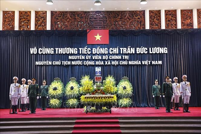 Linh cữu của nguyên Chủ tịch nước Trần Đức Lương quàn tại Nhà tang lễ Quốc gia số 5 Trần Thánh Tông, Hà Nội: Ảnh TTXVN. Linh cữu của nguyên Chủ tịch nước Trần Đức Lương quàn tại Nhà tang lễ Quốc gia số 5 Trần Thánh Tông, Hà Nội: Ảnh TTXVN.