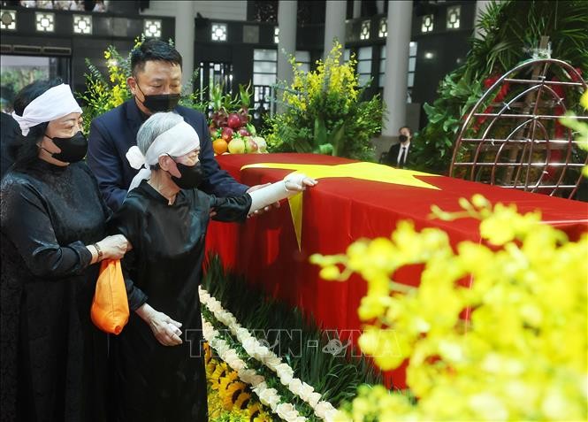 Gia quyến bên linh cứu nguyên Chủ tịch nước Trần Đức Lương. Ảnh: TTXVN. Anh 1.jpg