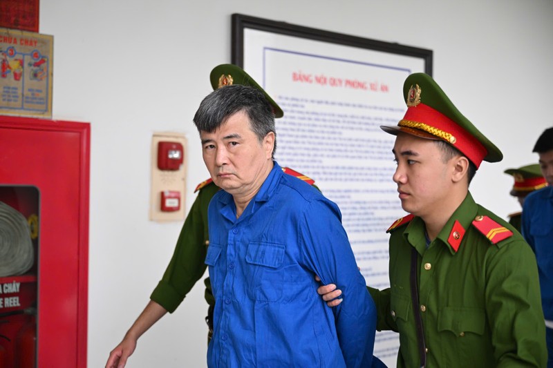 Bị cáo Nguyễn Lộc An được đưa đến phiên tòa. Ảnh: N.T. Anh 1.jpeg