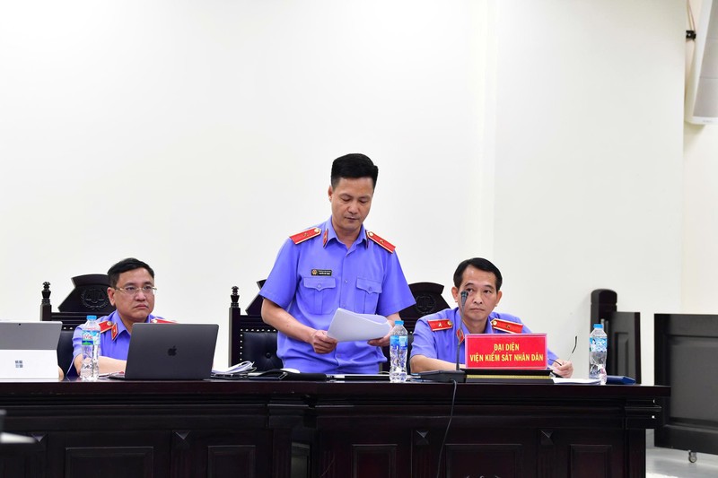 Đại diện VKS trình bày quan điểm luận tội đối với các bị cáo. Ảnh: N.T. Anh 1.jpeg