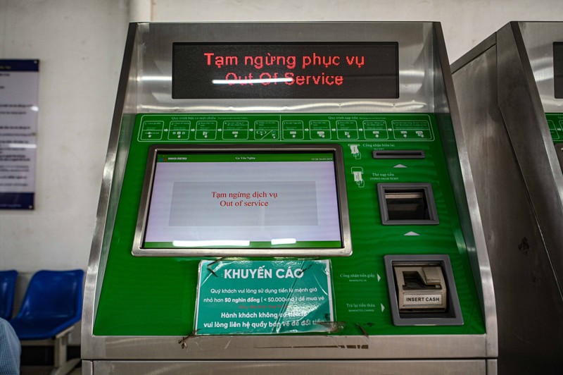 Tại ga Yên Nghĩa, một máy bán vé tự động đã tạm ngừng phục vụ, trong khi một máy khác không có dấu hiệu hoạt động. 13.jpg