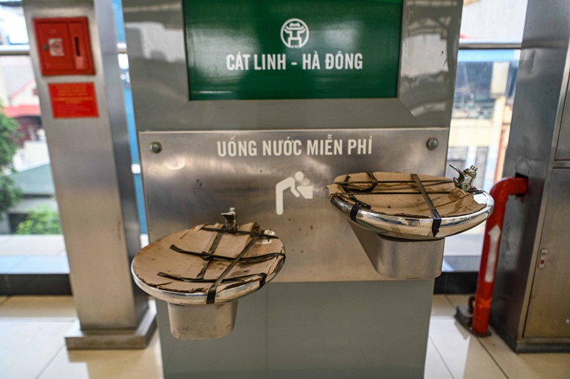 Khu vực phục vụ nước uống miễn phí cho hành khách tại ga Yên Nghĩa bị hư hỏng, được "băng bó" lại. 25.jpg