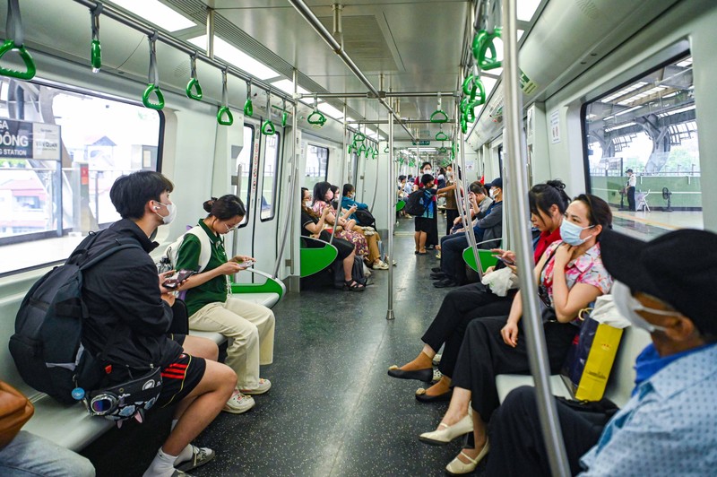 Trước đó, chiều 19/5, một số hành khách di chuyển trên đoàn tàu Cát Linh - Hà Đông phản ánh tình trạng nước chảy từ hệ thống điều hòa trên trần toa tàu xuống, có người phải dùng ô để tránh bị ướt. 26.jpg