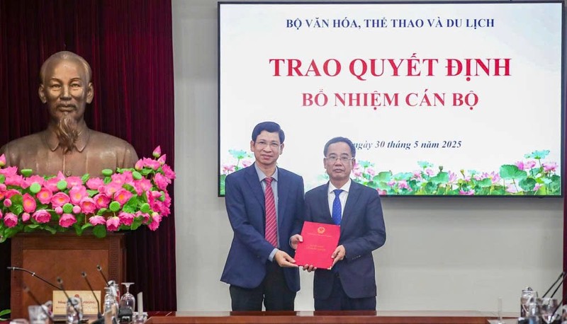Thứ trưởng Hồ An Phong trao quyết định bổ nhiệm cho Phó Cục trưởng Cục Báo chí Nguyễn Văn Hiếu. Ảnh: Nam Nguyễn. Anh 2.jpg