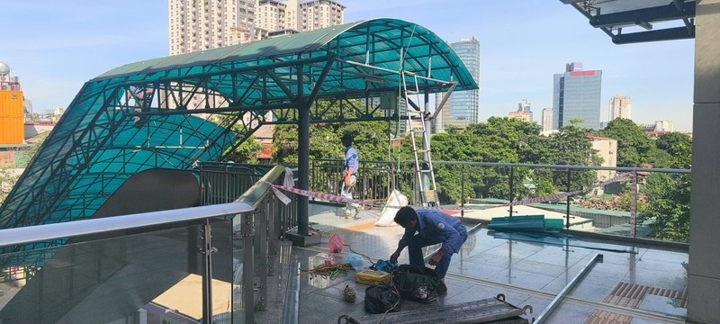 Mái che thang cuốn đã được sửa chữa, thay thế. Ảnh. N.H. Anh 1.jpeg