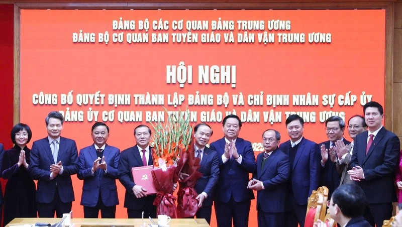 Thường trực Ban Bí thư Trần Cẩm Tú và Trưởng Ban Tuyên giáo và Dân vận Trung ương Nguyễn Trọng Nghĩa trao quyết định thành lập Đảng bộ cơ quan Ban Tuyên giáo và Dân vận Trung ương. Ảnh: VTV. Anh 1.jpg