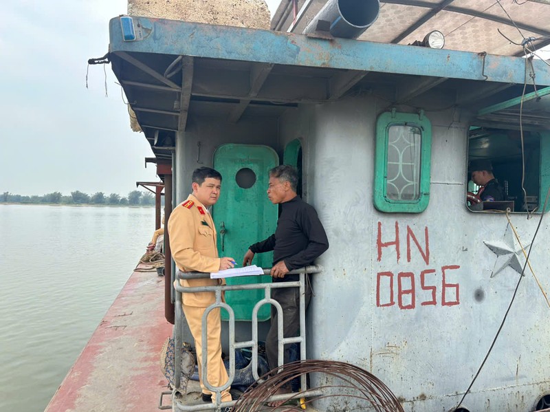 Lực lượng chức năng kiểm tra tàu khai thác, vận chuyển cát. Ảnh: Cục CSGT. Anh 1.jpeg
