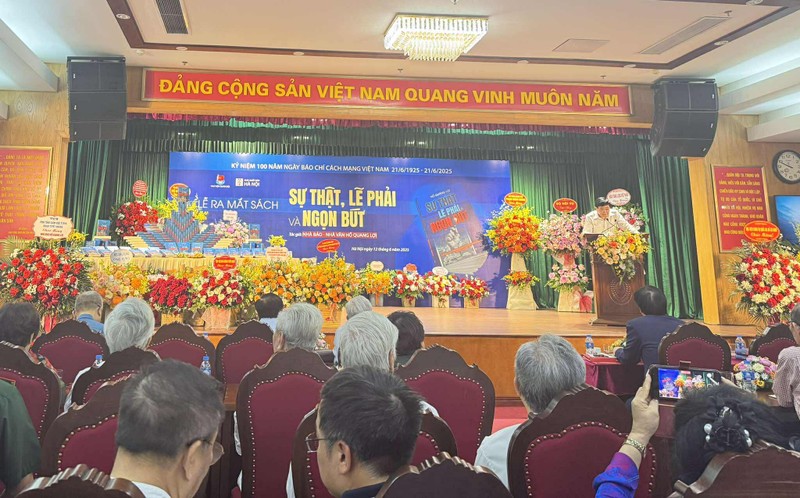 Lễ ra mắt sách ‘Sự thật, Lẽ phải và Ngọn bút’ nhân kỷ niệm 100 năm Báo chí Cách mạng Việt Nam. Ảnh: Quỳnh An. Anh 1.jpg