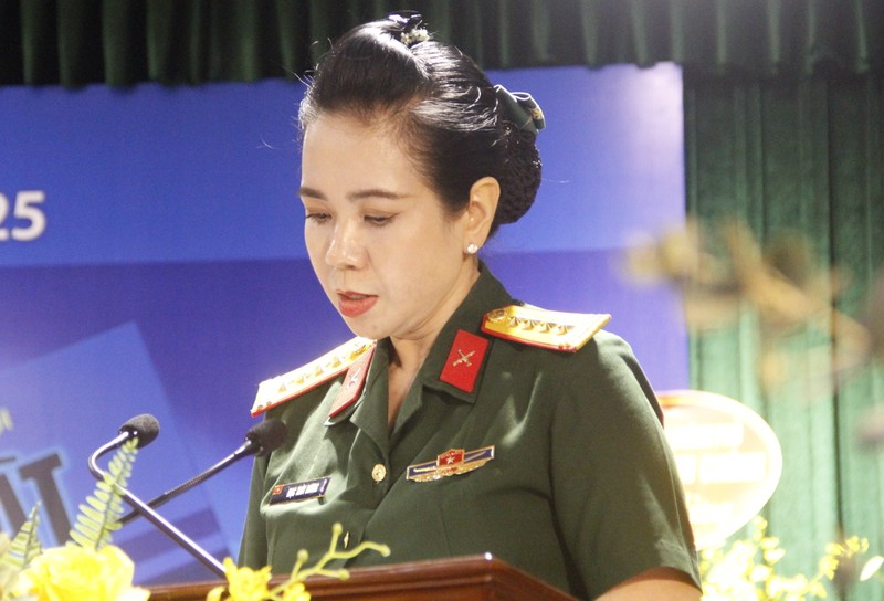 Bà Mạc Thùy Dương, Giám đốc Thư viện Quân đội chia sẻ về cuốn sách. Ảnh: Quỳnh An. _MG_2955.JPG