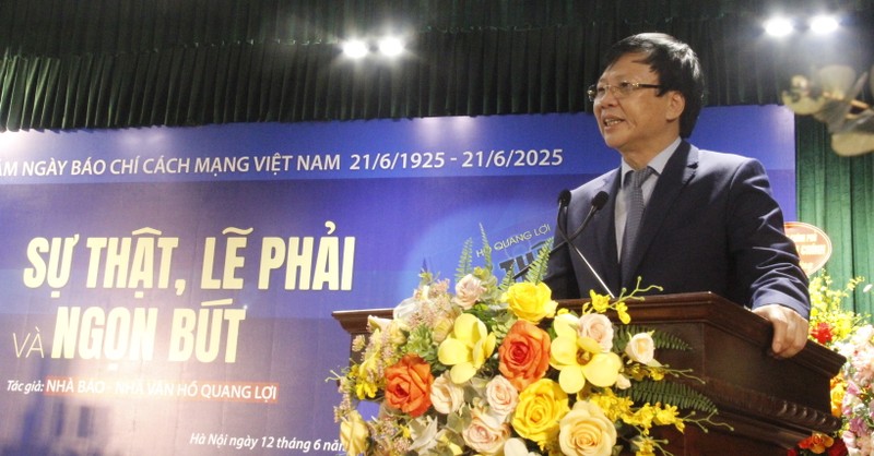 Nhà báo, nhà văn Hồ Quang Lợi chia sẻ tại lễ ra mắt sách. Ảnh: Quỳnh An. _MG_3012.JPG