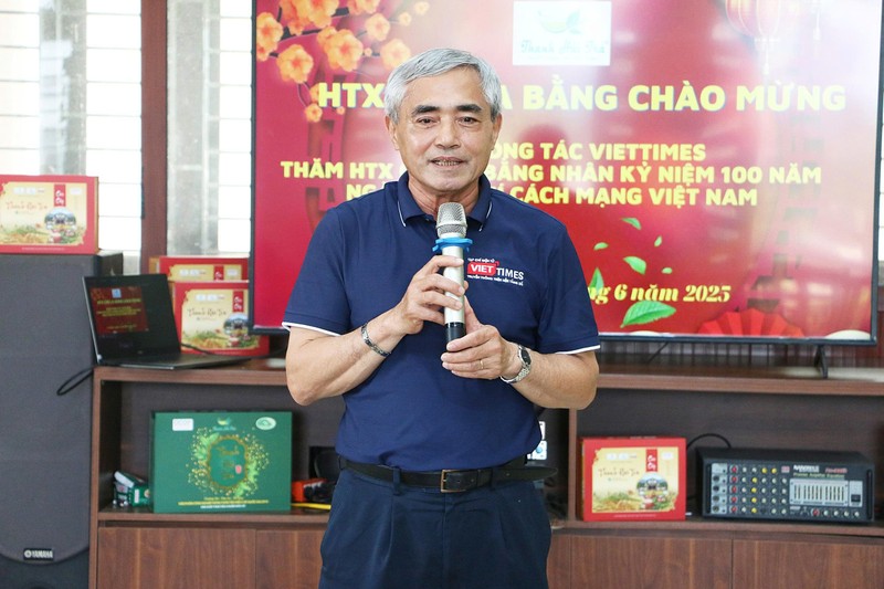 Ông Nguyễn Minh Hồng, Chủ tịch Hội Truyền thông số Việt Nam, nguyên Thứ trưởng Bộ Thông tin và Truyền thông, bày tỏ niềm vui khi được đến thăm và chúc mừng Hợp tác xã chè La Bằng. Ảnh: Đăng Khoa Anh 1.jpeg