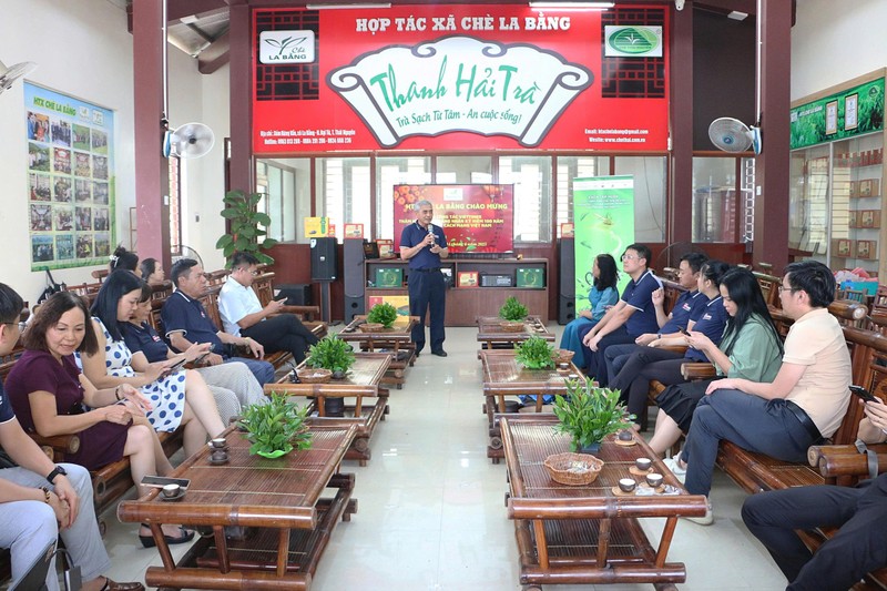Đoàn tham quan HTX chè La Bằng. Ảnh: Đăng Khoa. Anh 3.jpeg