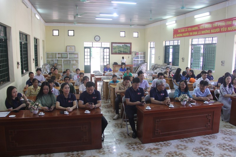 Toàn cảnh buổi trao quà từ thiện cho học sinh nghèo vượt khó tại xã La Bằng. IMG_3381.JPG