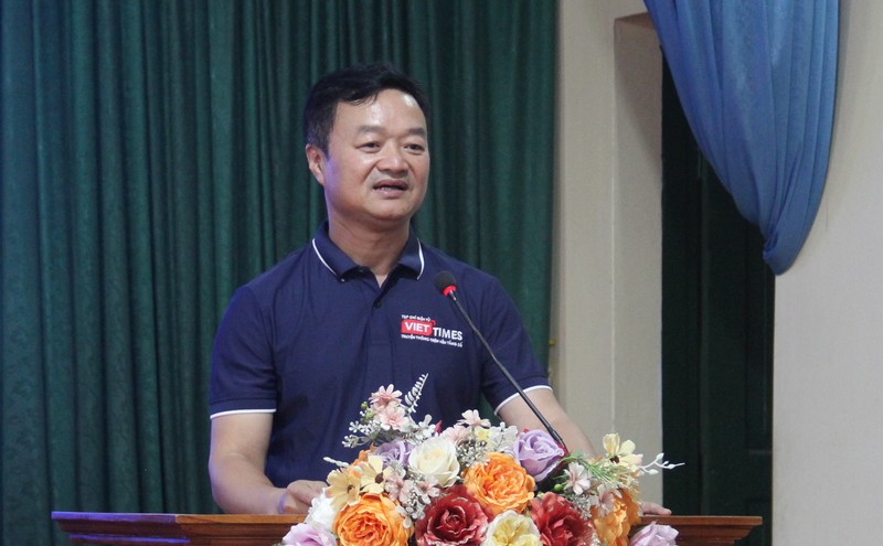 Tổng Biên tập Tạp chí điện tử VietTimes Nguyễn Bá Kiên phát biểu tại buổi trao quà ở xã La Bằng. IMG_3396 (1).JPG