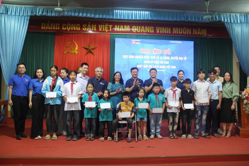 Những học sinh nghèo vượt khó vui mừng đón nhận phần quà nhỏ từ Tạp chí điện tử VietTimes và Hội Truyền thông số Việt Nam. IMG_3400.JPG