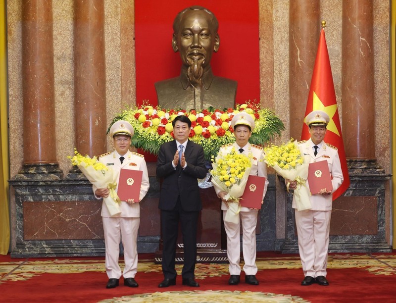 Chủ tịch nước Lương Cường trao quyết định và chúc mừng ba Thượng tướng. Ảnh: TTXVN. IMG_5388.jpeg