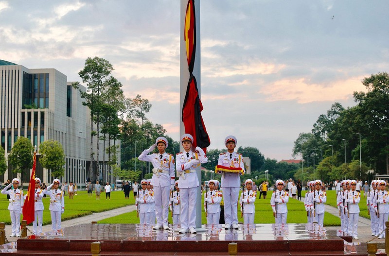Lễ thượng cờ rủ tại quảng trường Ba Đình. Ảnh: TTXVN. Anh 1.jpg