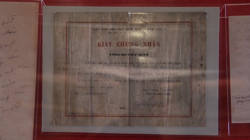 Giấy chứng nhận được lưu giữ tại Di tích lịch sử quốc gia địa điểm Trường dạy làm báo Huỳnh Thúc Kháng. IMG_3304.JPG