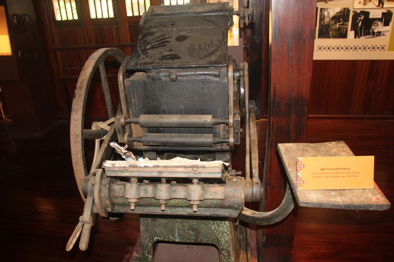 Chiếc máy in Platen Press do Công ty Cổ phần in và Dịch vụ Tuyên Quang sử dụng để in báo và tài liệu năm 1951 - 1990 được trưng bày tại Trường dạy làm báo Huỳnh Thúc Kháng. IMG_3355.JPG
