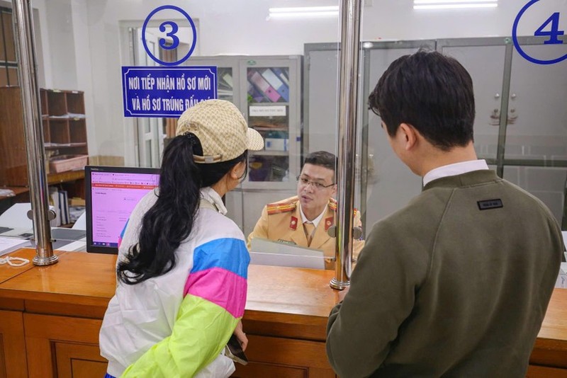 Người dân đến Phòng CSGT làm thủ tục đăng ký biển số xe máy. Ảnh: Công an TP Hà Nội. Anh 1.jpg