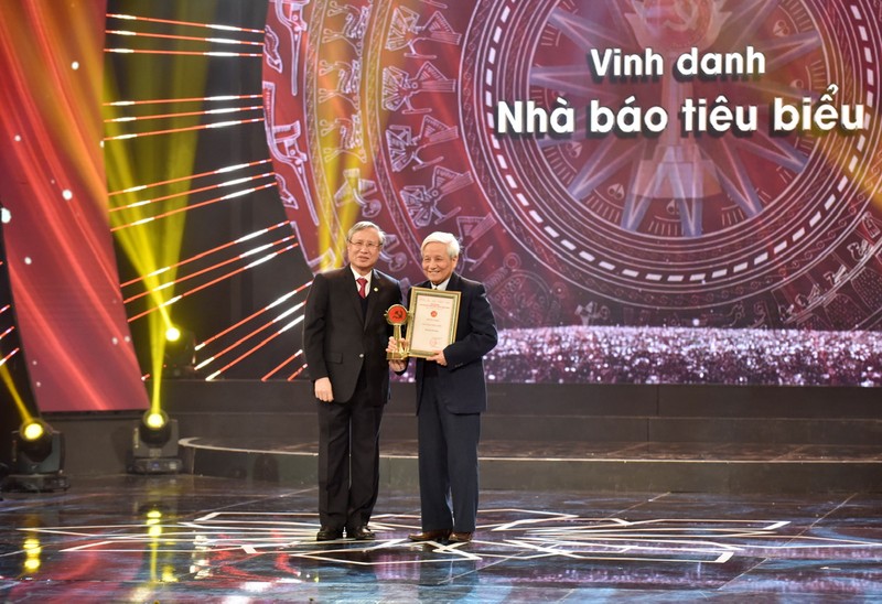 Ông Hà Đăng (bên phải) được vinh danh nhà báo tiêu biểu. Ảnh: NVCC. Anh 1.jpeg