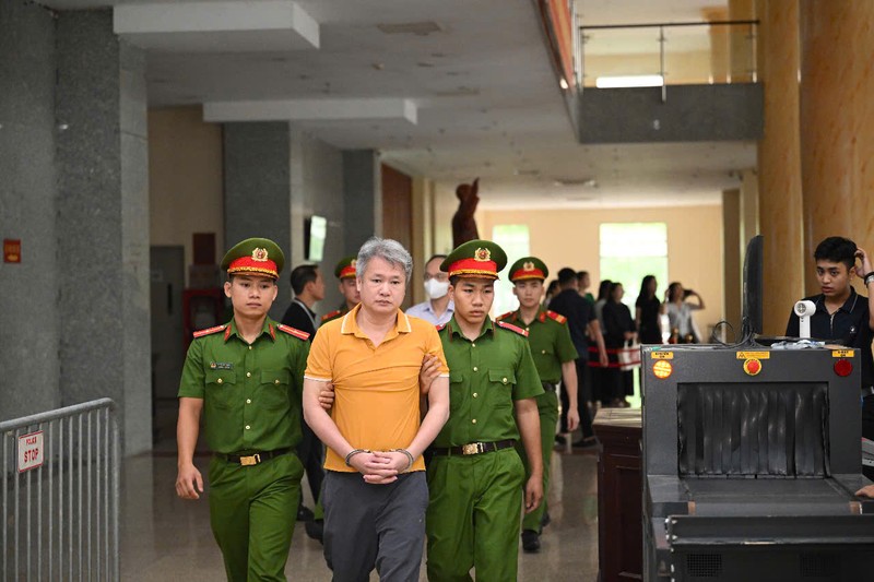 Các bị cáo được dẫn giải đến phiên tòa. Ảnh: N.T. Anh 1.jpeg