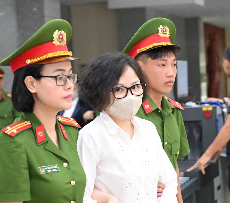 Bị cáo Trịnh Thị Minh Huế được đưa đến phiên xử. Ảnh N.T. Anh 1.jpeg