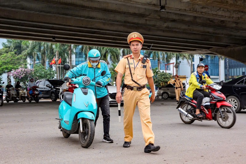 CSGT dừng xe các trường hợp tài xế xe ôm công nghệ vi phạm. Ảnh: Cục CSGT. Anh 1.jpeg