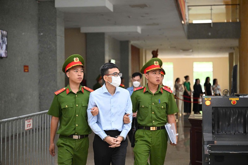 Bị cáo Lê Hải Trà được đưa đến phiên xử. Ảnh: N.T. Anh 1.jpeg