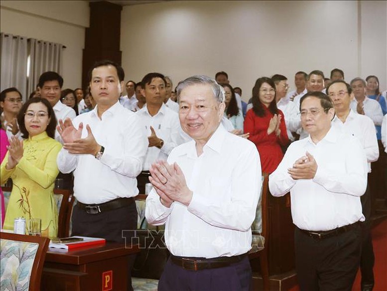 Tổng bí thư Tô Lâm, Thủ tướng Phạm Minh Chính cùng đoàn công tác Trung ương đến dự buổi làm việc. Ảnh: TTXVN. Anh 1.jpg