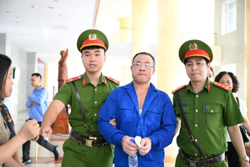 Nghiêm Quang Minh được dẫn giải đến phiên tòa. Ảnh: N.T. Anh 1.jpeg