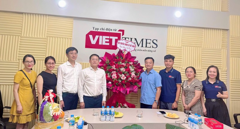 Ông Vũ Kiêm Văn – Phó Chủ tịch, Tổng Thư ký Hội Truyền thông số Việt Nam, Tổng Giám đốc Công ty Cổ phần Công nghệ MobiFone Toàn cầu đến chúc mừng ngày 21/6 Tạp chí VietTimes. Anh 1.jpeg
