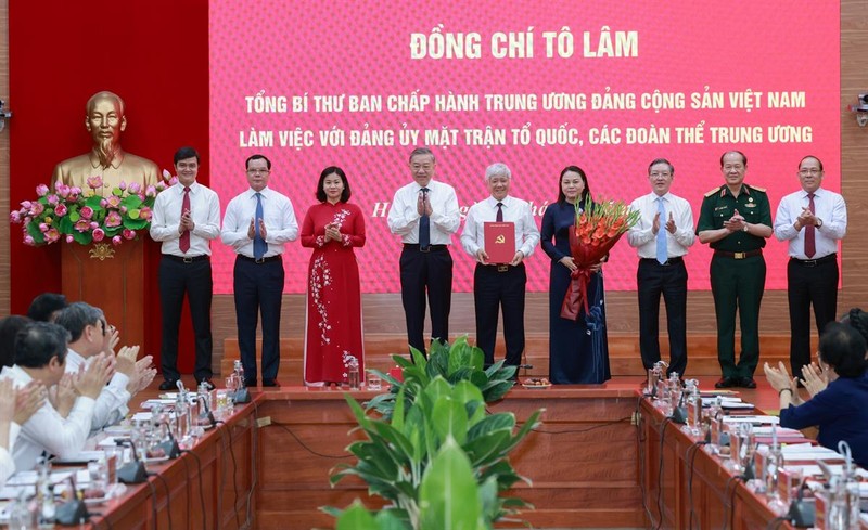 Tổng bí thư Tô Lâm trao Quyết định số 304-QĐ/TW về chức năng, nhiệm vụ, tổ chức bộ máy Cơ quan Ủy ban Trung ương MTTQ Việt Nam. Ảnh: Dangcongsan.org.vn. Anh 1.png