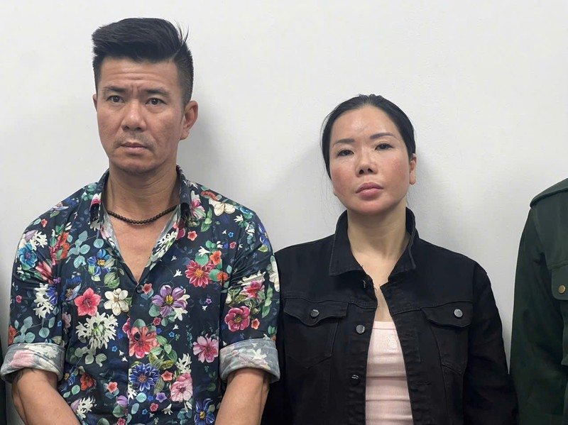 Vợ chồng Mai Anh tại cơ quan Công an. Ảnh: Công an TP Hà Nội. Anh 1.jpeg