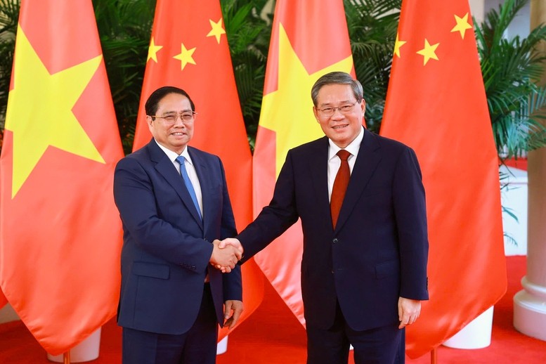 Thủ tướng Phạm Minh Chính và Thủ tướng Trung Quốc Lý Cường trước khi bắt đầu cuộc hội đàm chiều ngày 24/6. Ảnh: VGP. Anh 1.jpg