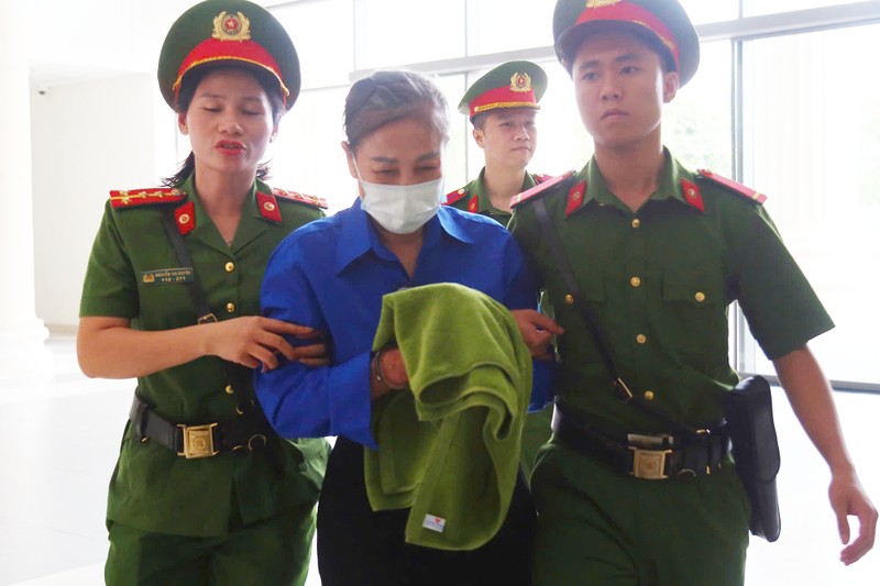 Cựu bí thư Tỉnh ủy Vĩnh Phúc Hoàng Thị Thúy Lan bị áp giải đến phiên tòa. Ảnh: Q.A. Anh 1.jpg