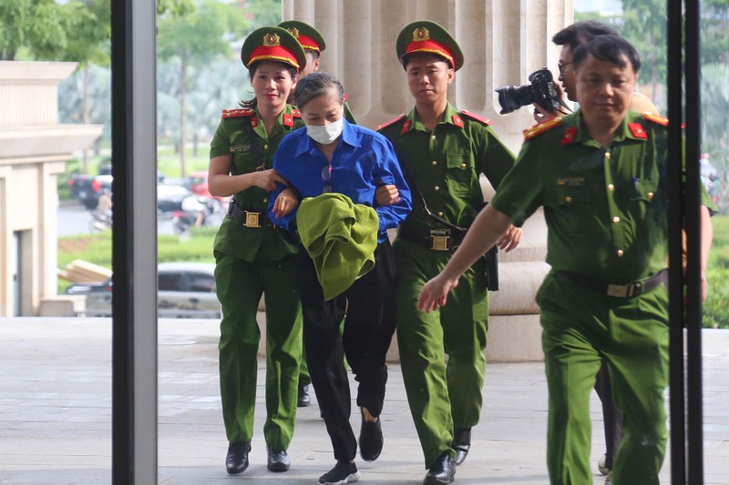 Bị cáo Hoàng Thị Thúy Lan xuất hiện với vẻ ngoài tiều tụy hơn trước, dáng người gầy gò, tóc bạc. Anh 1.jpeg