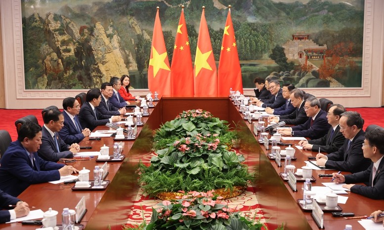 Hai Thủ tướng nhất trí đánh giá quan hệ hai Đảng, hai nước đã có những bước chuyển mạnh mẽ, thực chất với nhiều điểm sáng tích cực. Ảnh: VGP. Anh 1.jpg