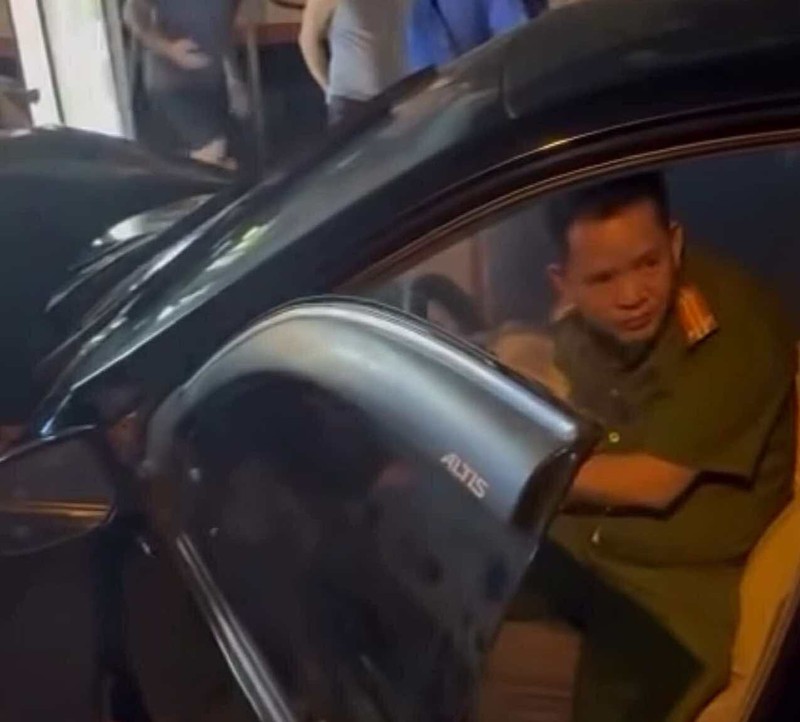 Ông Phong điều khiển ô tô gây tai nạn. Ảnh: F.B. Anh 1.jpg